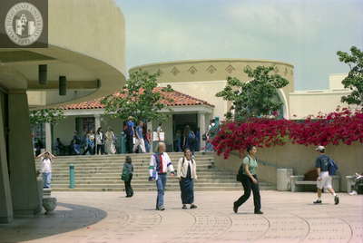 Students in front of Library Addition dome, 1999