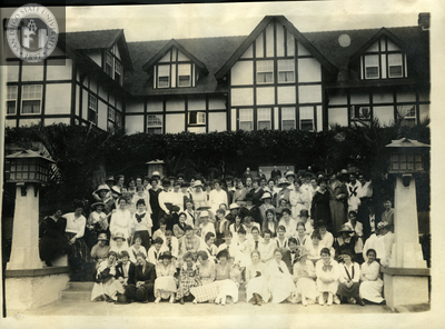 Normal School group visits Stratford Inn, 1919