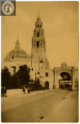 West Entrance to Plaza, Exposition, 1915