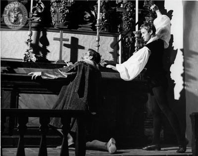 Characters Hamlet and Claudius in Hamlet, 1955