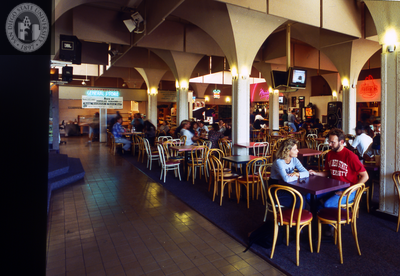 Students dine in West Commons